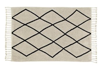Bawełniany dywan w kolorze beżowym z czarnym geometrycznym wzorem i frędzlami na krótszych bokach. Lorena Canals Dywan bawełniany Bereber Beige 140x200cm