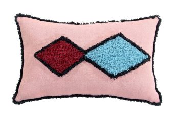 Prostokątna poduszka dziecięca różowa z geometrycznym wzorem w kolorze bordowym i niebieskim z czarną obwódką. Lorena Canals Poduszka Assa Ash Rose