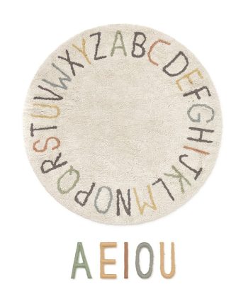Okrągły bawełniany dywan dziecięcy w jasnym kolorze z kolorowymi literami alfabetu ułożonymi na obwodzie dla dziecka. Lorena Canals Dywan Bawełniany ABC Kolory i Litery Ø120cm