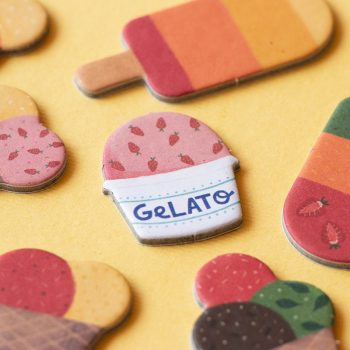 Drewniane elementy do gry zręcznościowej w kształcie lodów i kubeczka z napisem gelato dla dzieci. Londji Mini Gra Gelato