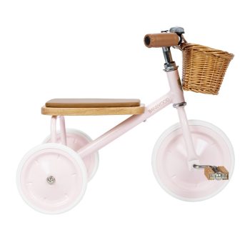 Różowy rowerek trójkołowy dla dzieci z wiklinowym koszykiem i brązowym siedziskiem. Banwood Rowerek trójkołowy dla dzieci Trike Pink