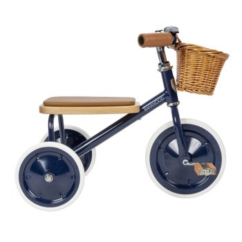 Trójkołowy rowerek dziecięcy granatowy z brązowym siedziskiem i wiklinowym koszykiem dla dziecka. Banwood Rowerek trójkołowy dla dzieci Trike Navy Blue