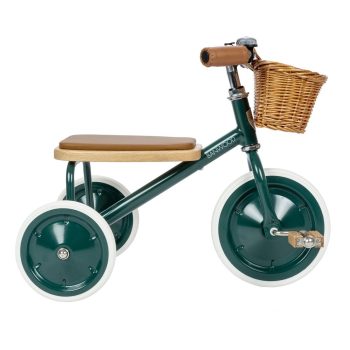 Zielony rowerek trójkołowy z koszykiem i brązowym siedzeniem dla dziecka. Banwood Rowerek trójkołowy Trike Dark Green