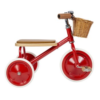 Czerwony rowerek trójkołowy z drewnianym siedziskiem i wiklinowym koszykiem dla dziecka. Banwood Rowerek trójkołowy Trike Red