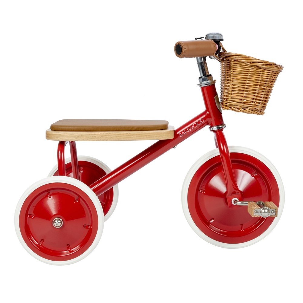 Czerwony rowerek trójkołowy z drewnianym siedziskiem i wiklinowym koszykiem dla dziecka. Banwood Rowerek trójkołowy Trike Red