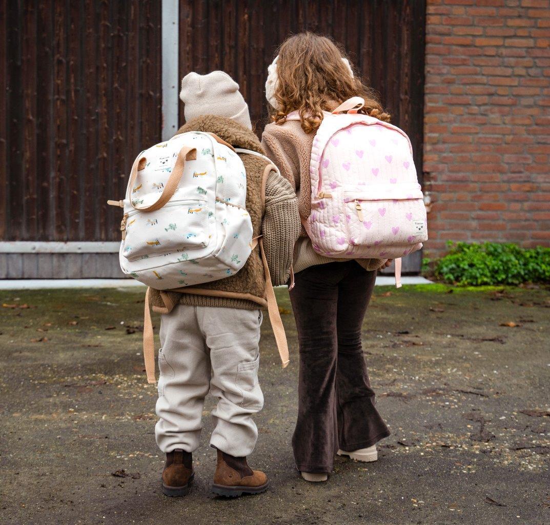 Dwa dzieci z plecakami dziecięcymi jeden kremowy z wzorem drugi różowy w serduszka na zewnątrz. Kidzroom Plecak dla dzieci L Magical Heart pink