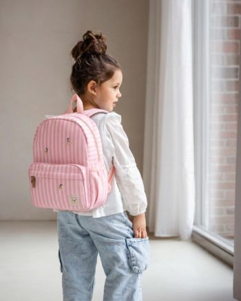 Dziecięcy różowy plecak w paski z kieszenią z przodu dla dziewczynki. Kidzroom Plecak dla dzieci L Nostalgia pink