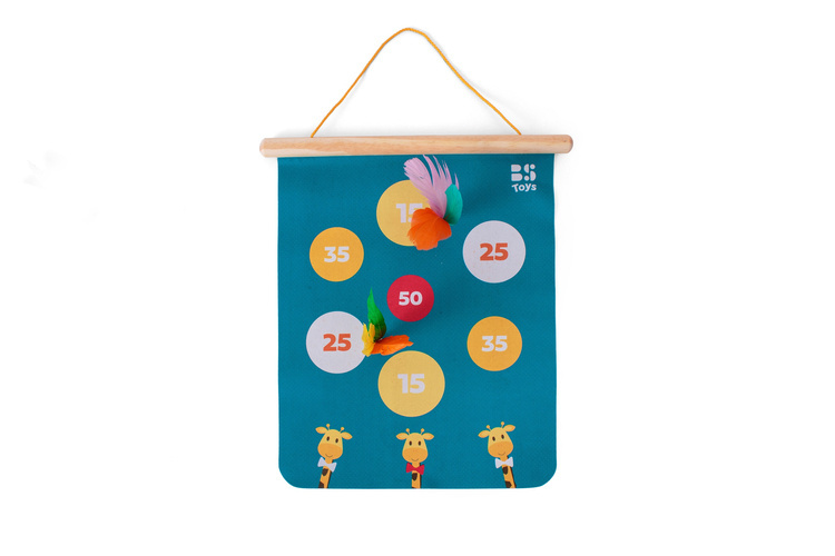 Magnetyczna tarcza do rzutek z kolorowymi piórkowymi lotkami dla dzieci. BS Toys Magnetyczne rzutki z piórkowymi lotkami