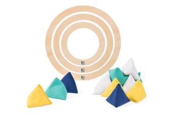 Gra zręcznościowa z kolorowymi miękkimi trójkątnymi woreczkami i planszą z okręgami do rzucania dla dzieci. BS Toys gra zręcznościowa Trigo