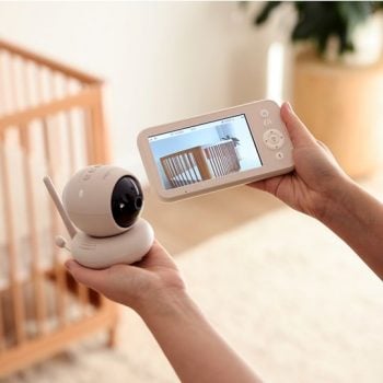 Elektroniczna niania z kamerą i monitorem oddechu biało-szara dla niemowlaka. ergoPouch Elektroniczna Niania z Kamerą 4w1 Drift Home