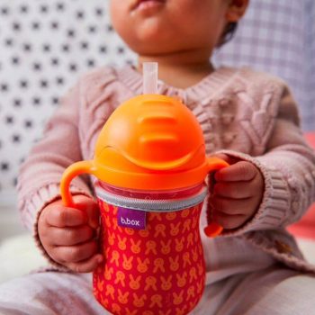 Pomarańczowy bidon ze słomką 240 ml z uchwytami dla dziecka z wzorem króliczków na pokrywie i etui. b.box Bidon ze słomką 240ml malinowy