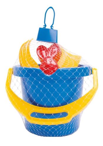 Niebieskie wiaderko z żółtą rączką i czerwonymi oraz żółtymi zabawkami do piasku dla dziecka w siatce. Dantoy CLASSIC Zestaw do piasku 2 + BLUE