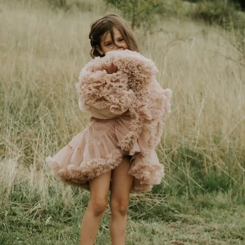 Dziewczynka w różowej tiulowej spódniczce na tle trawy. Fig&Pear Spódniczka tiulowa Misty Rose