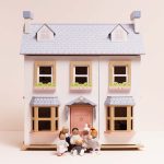 Drewniany biały domek dla lalek z różowymi okiennicami i meblami z figurkami lalek dla dzieci. Le Toy Van Zestaw umeblowany domek dla lalek Mayberry Manor zabawka lalki