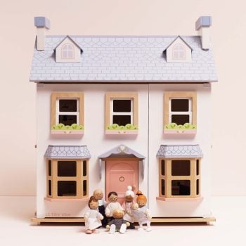 Drewniany biały domek dla lalek z różowymi okiennicami i meblami z figurkami lalek dla dzieci. Le Toy Van Zestaw umeblowany domek dla lalek Mayberry Manor zabawka lalki