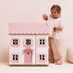 Drewniany domek dla lalek z różowym dachem i okiennicami z wyposażeniem dla dziecka dziewczynki. Le Toy Van Zestaw umeblowany domek dla lalek Sophie z wyposażeniem zabawka