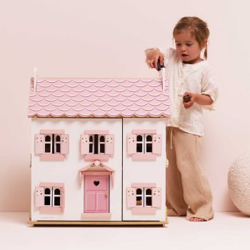 Drewniany domek dla lalek z różowym dachem i okiennicami z wyposażeniem dla dziecka dziewczynki. Le Toy Van Zestaw umeblowany domek dla lalek Sophie z wyposażeniem zabawka