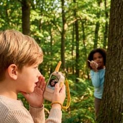 Dzieci bawiące się beżowymi walkie talkie z ekranem w lesie. Zazu Fun Video Walkie Talkie dla Dzieci Beige