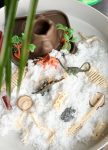 Zestaw sensoryczny świat dinozaurów tacka z figurkami dinozaurów i białym śniegiem sensorycznym dla małego odkrywcy. Jellystone Zestaw sensoryczny Świat dinozaurów tacka +figurki +śnieg sensoryczny
