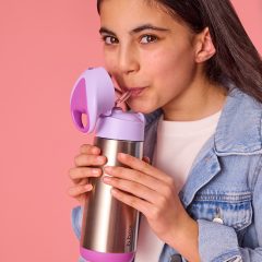 Dziewczynka pijąca z termicznego bidonu ze stali nierdzewnej w kolorze fioletowym dla dziecka. b.box Bidon termiczny 500ml Sugar Plum