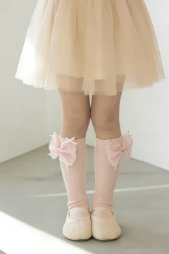 Jasnoróżowe podkolanówki z tiulową kokardą dla dziecka. Fig&Pear Jasnoróżowe podkolanówki z tiulową kokardą Baby Pink