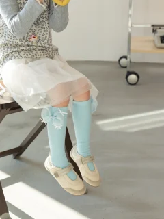 Błękitne podkolanówki z tiulową kokardą dla dziecka. Fig&Pear Błękitne podkolanówki z tiulową kokardą Baby Blue