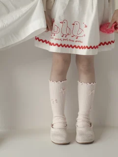 Jasnoróżowe prążkowane podkolanówki z kokardkami dla dziecka. Fig&Pear Jasnoróżowe skarpetki prążkowane z kokardkami