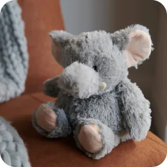 Pluszowy szary słoń maskotka z różowymi uszami dla dziecka. Warmies Elephant Słoń
