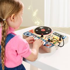 Dziecko bawiące się interaktywną tablicą muzyczną z elementami DJ dla niemowląt i małych dzieci. Topbright Interaktywna tablica muzyczna Mały DJ 36m+