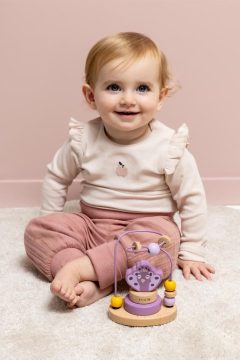 Drewniany labirynt z koralikami w kształcie łapy dla dziecka na jasnym tle. Trixie Labirynt z drewnianymi koralikami Paw