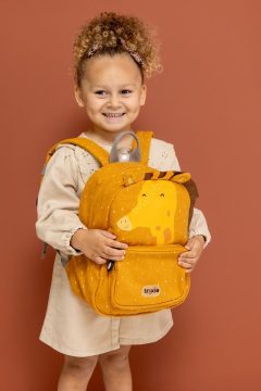 Dziecko z żółtym plecakiem w kształcie żyrafy z materiału miękkiego pluszowego dla dziecka. Trixie Plecak Żyrafa Baby
