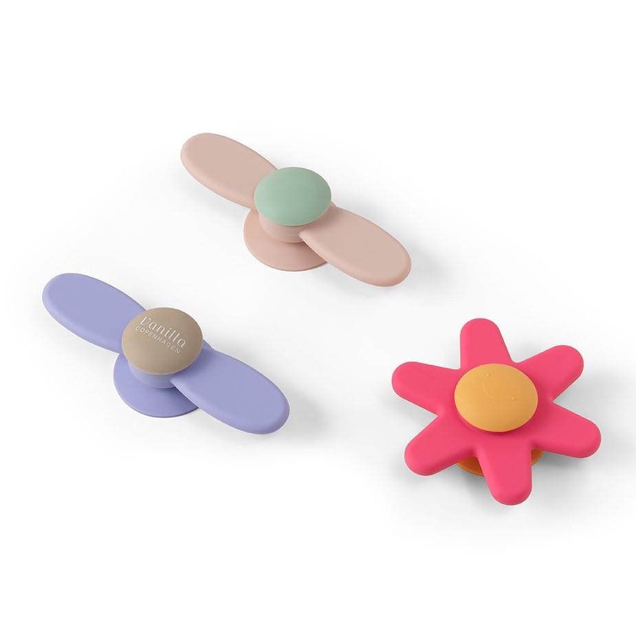 Trzy silikonowe spinnery z przyssawką dla niemowlaka w kolorach różowym, fioletowym i beżowym. Vanilla Copenhagen Silikonowe spinnery z przyssawką 3 szt pink 0+