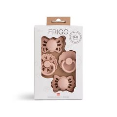Cztery smoczki uspokajające w kolorze beżowym dla niemowląt 0-6 miesięcy z motywem kwiatowym i sercem. FRIGG Zestaw startowy: 4 smoczki uspokajające Floral Heart Blus