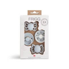 Zestaw 4 smoczków uspokajających dla niemowląt w kolorze niebieskim i białym z motywem księżyca i żaglówki. FRIGG Zestaw startowy: 4 smoczki uspokajające Moonlight Sailing