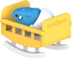 Żółte drewniane łóżeczko dziecięce z niebieską figurką dinozaura dla niemowlaka. HalfToys Magnetyczny Składany Baby Ankylozaur
