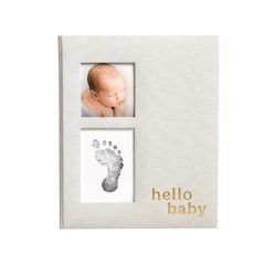 Album dziecięcy z miejscem na zdjęcie i odcisk stopy niemowlęcia z napisem hello baby na okładce. Pearhead Pierwszy Album Dziecka Hello Baby