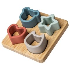 Drewniany sorter z czterema silikonowymi klockami w kształcie serca gwiazdy misia i kota dla dziecka. Mary Meyer Bambusowy Sorter z Silikonowymi Elementami