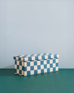 Pufa ze schowkiem w szachownicę w kolorze niebiesko kremowym dla dziecka. Kid’s Concept Pufa ze schowkiem w szachownicę 80cm check teal