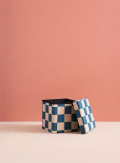 Pufa ze schowkiem w szachownicę w kolorze niebiesko kremowym dla dziecka. Kid’s Concept Pufa ze schowkiem w szachownicę 30cm check teal