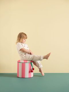 Cylindryczna pufa dziecięca różowa w paski z schowkiem. Kid’s Concept pufa cylindryczna ze schowkiem różowa