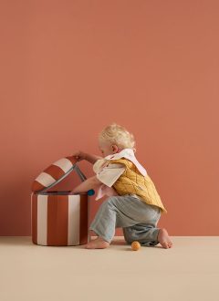 Cylindryczna pufa w paski biało-brązowe ze schowkiem dla dziecka. Kid’s Concept pufa cylindryczna ze schowkiem brązowy