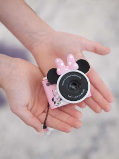 Mini aparat fotograficzny dla dzieci w kolorze różowym z motywem myszki Minnie i kokardą na górze. Kiimento Aparat Mini dla Dzieci Myszka Minnie Minnie Mouse Disney