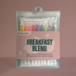 Zestaw kolorowych pisaków w przezroczystym etui z różowym napisem breakfast blend. HeyDoodle Duża Mata silikonowa do Kolorowania A3 Owoce i Warzywa