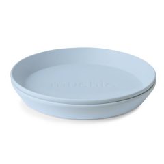 Dwa okrągłe talerzyki dla dzieci w kolorze jasnoniebieskim. Mushie Talerzyki dla dzieci okrągłe 2-pak Powder Blue
