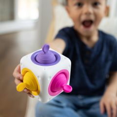 Biało-fioletowa sensoryczna kostka z różowymi i żółtymi elementami dla małego odkrywcy. Fat Brain Toy Co. Sensokostka Tugl