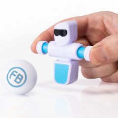 Biały plastikowy piłkarzyk do gry zręcznościowej trzymany w dłoni z białą piłeczką dla jednego gracza. Fat Brain Toy Co. Biały Piłkarzyki Foosbots Zestaw dla Jednego Gracza