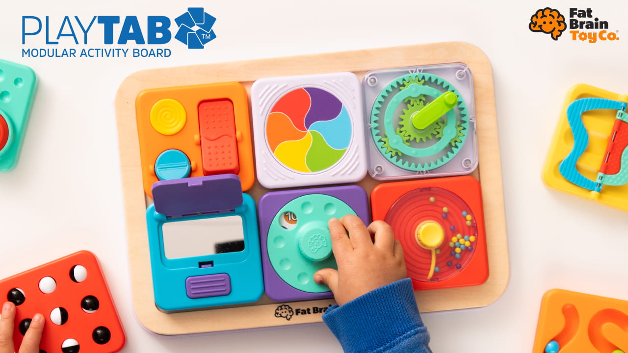 Sensoryczna tablica z lusterkiem, kolorowymi elementami i dłońmi dziecka. Fat Brain Toy Co. PlayTab Sensoryczny Kwadrat Lusterko