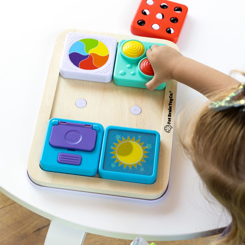 Drewniana tablica sensoryczna dla dziecka z kolorowymi modułami i lusterkiem oraz dłonią dziecka. Fat Brain Toy Co. PlayTab Sensoryczny Kwadrat Lusterko