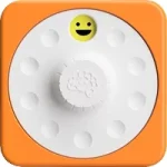Pomarańczowy kwadratowy panel sensoryczny z białą okrągłą tarczą i żółtą buźką. Fat Brain Toy Co. PlayTab Sensoryczny Kwadrat Tarcza Obrazkowa