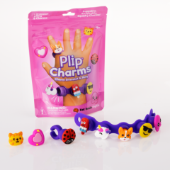 Zestaw do tworzenia biżuterii z kolorowymi zawieszkami w kształcie zwierząt i serc dla dzieci. Fat Brain Toy Co. Biżuteria Plip Charms Zestaw Fioletowy
